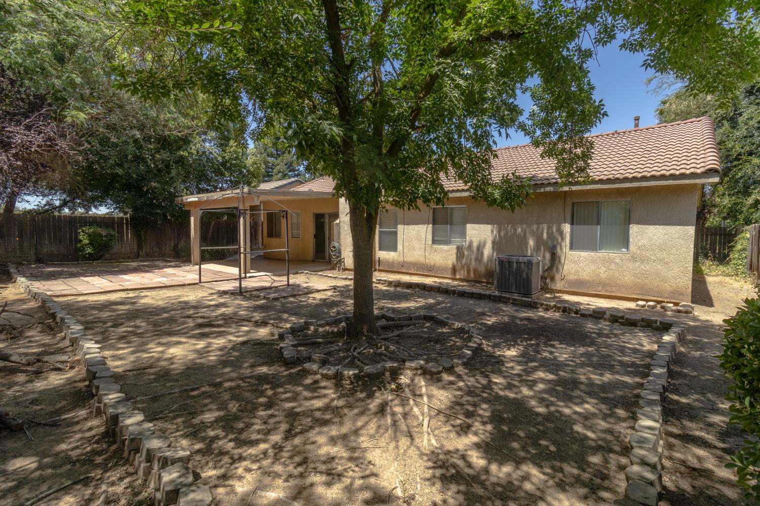 5438 N State St, Fresno, CA 93722