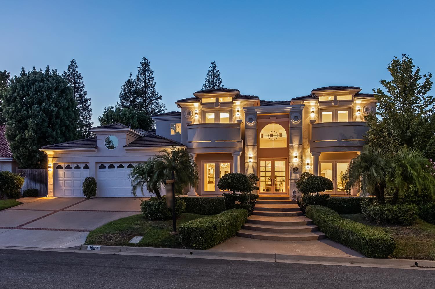 1094 E Newhall Dr, Fresno, CA 93720