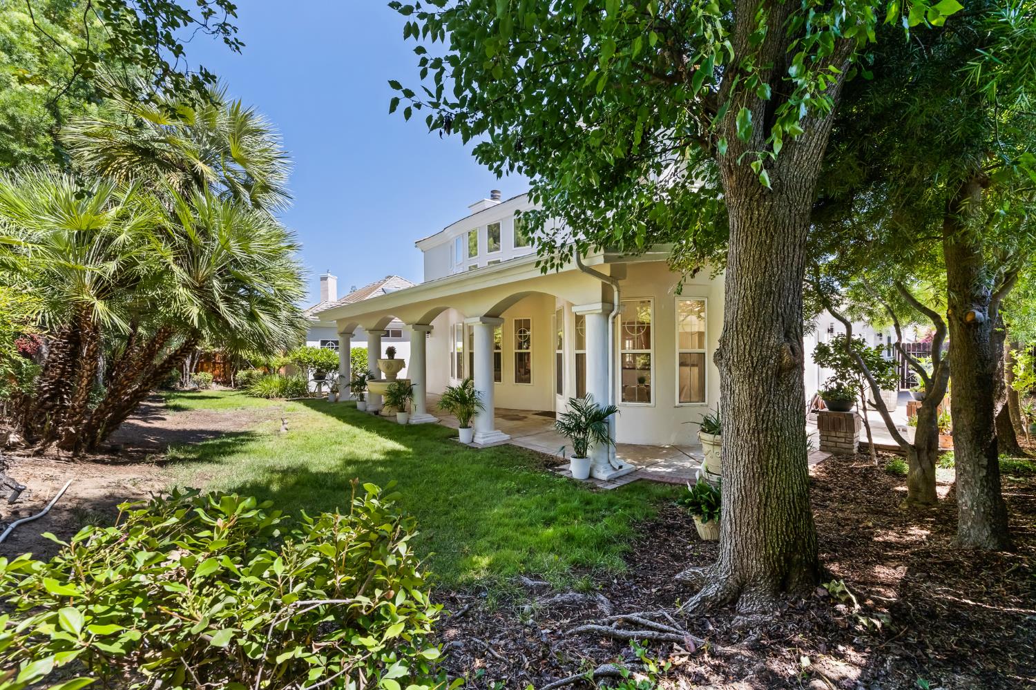 1094 E Newhall Dr, Fresno, CA 93720