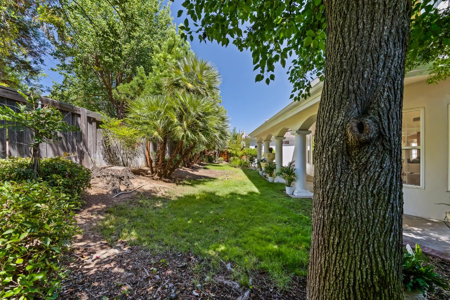 1094 E Newhall Dr, Fresno, CA 93720