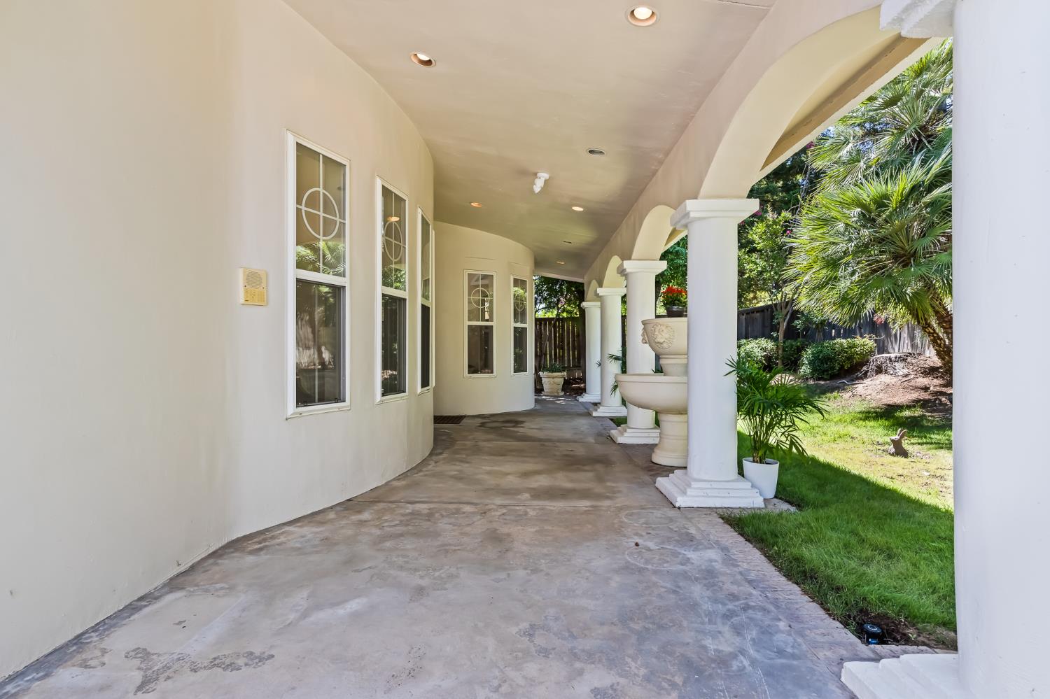1094 E Newhall Dr, Fresno, CA 93720