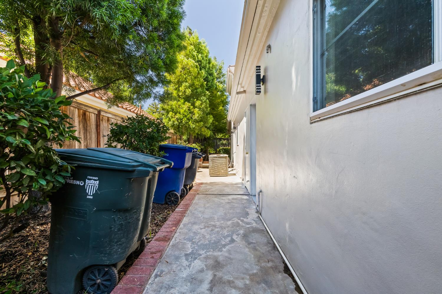 1094 E Newhall Dr, Fresno, CA 93720