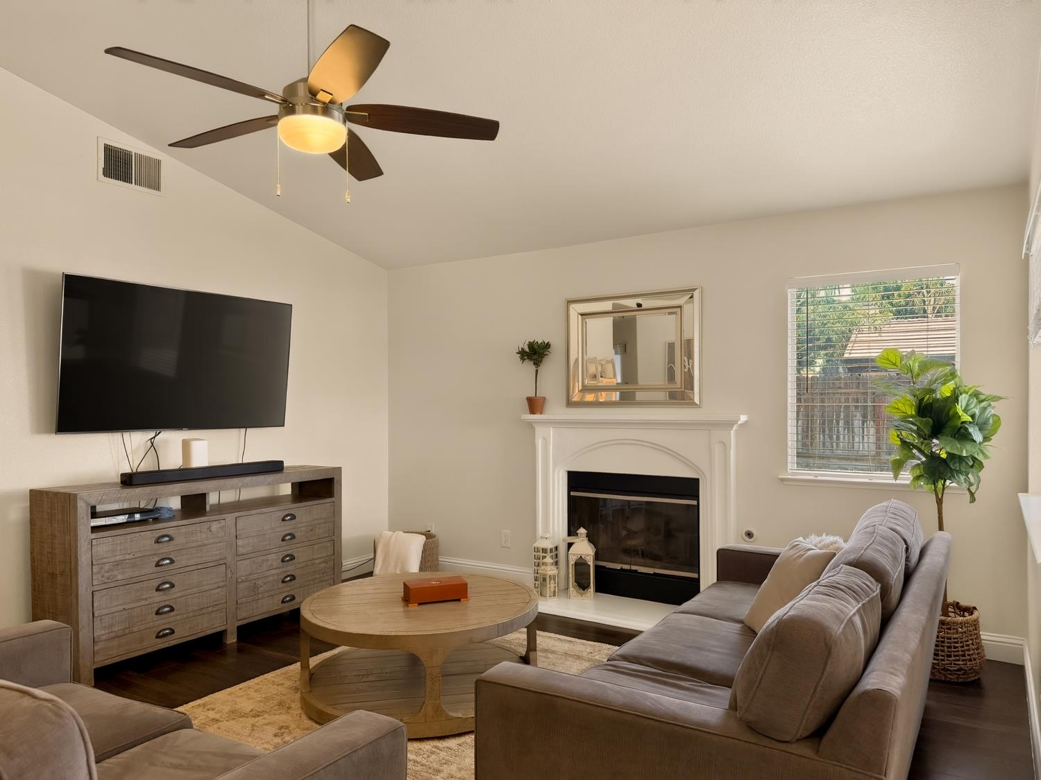 5451 N State St, Fresno, CA 93722