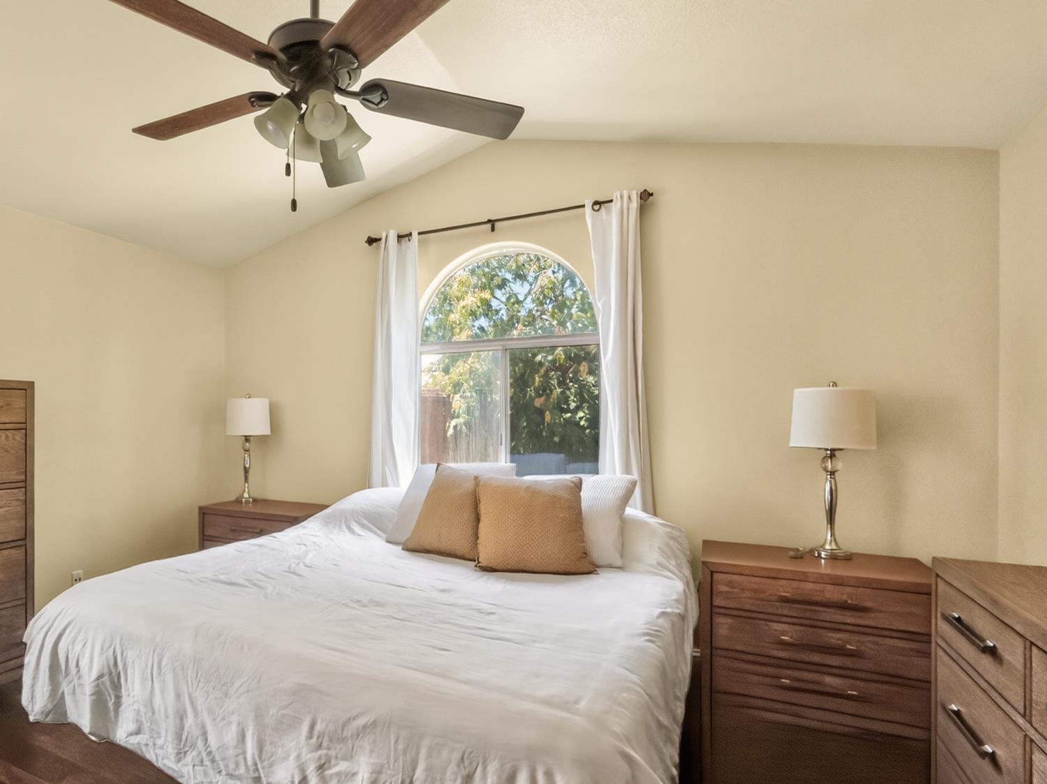 5451 N State St, Fresno, CA 93722