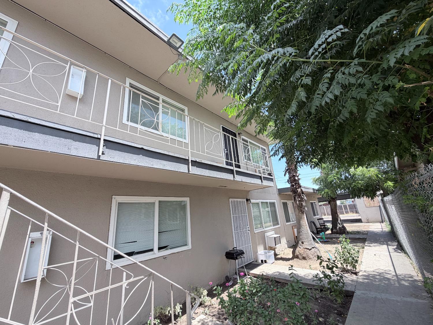 382 N Glenn Ave #A-E, Fresno, CA 93701