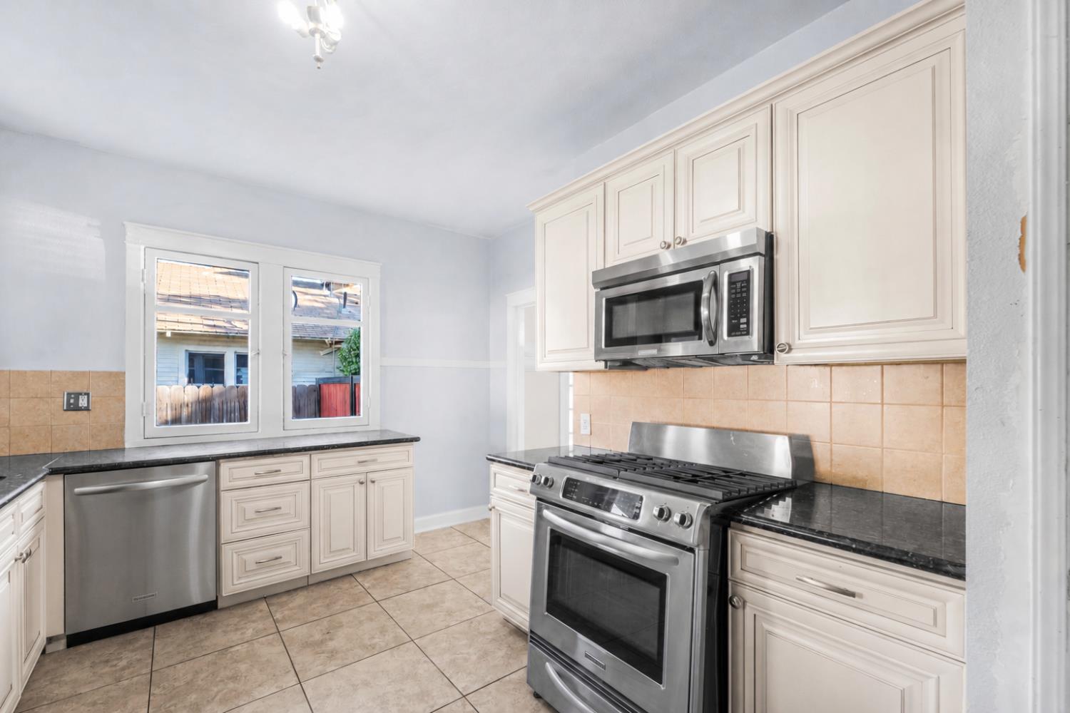 814 N Roosevelt Ave, Fresno, CA 93728