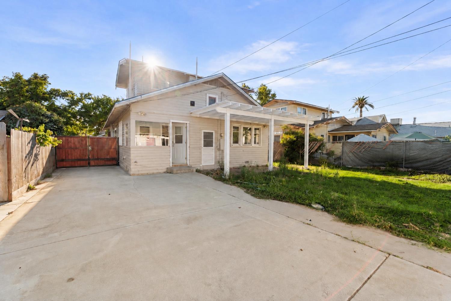 814 N Roosevelt Ave, Fresno, CA 93728