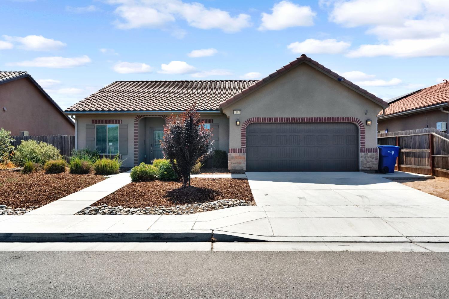 1192 S Orangewood Dr, Fresno, CA 93727