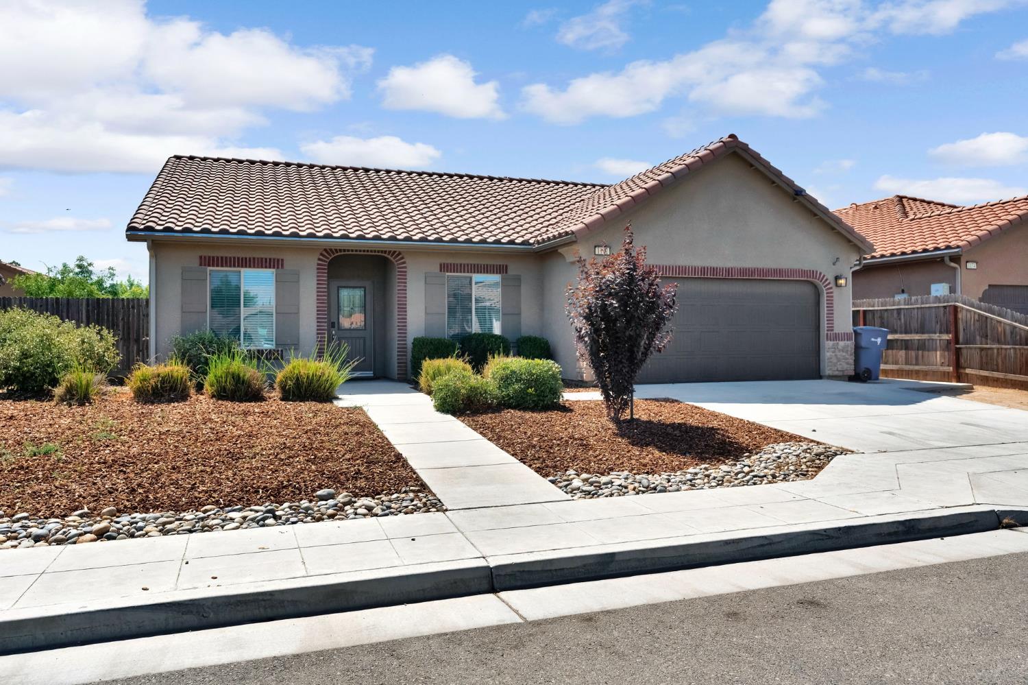 1192 S Orangewood Dr, Fresno, CA 93727