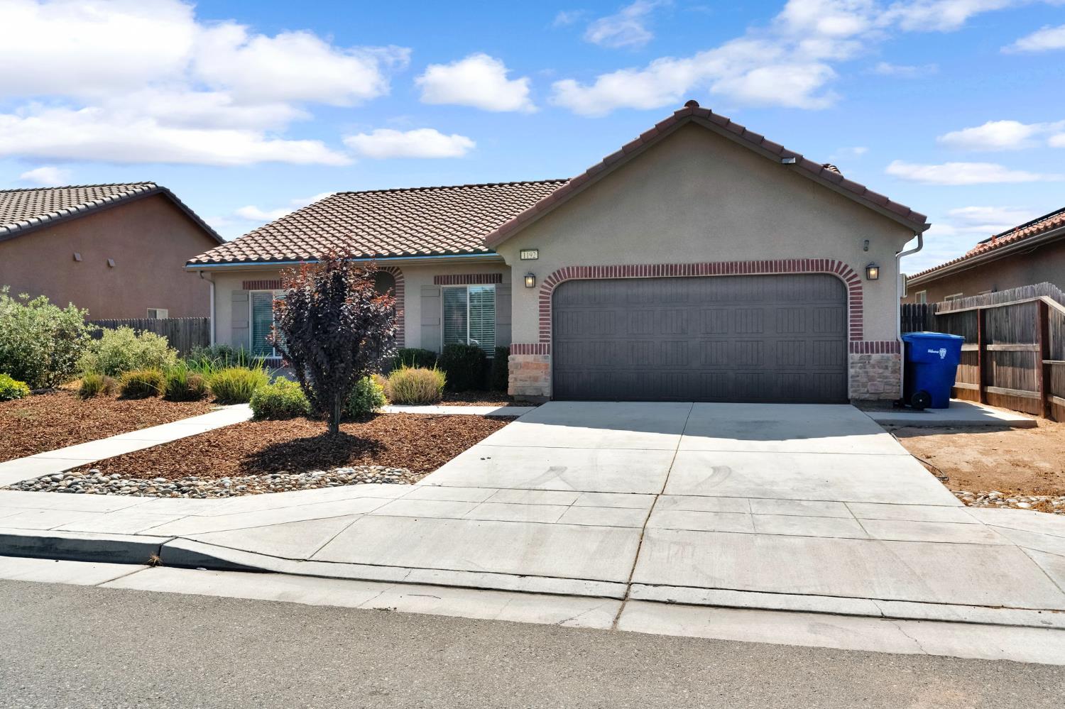 1192 S Orangewood Dr, Fresno, CA 93727