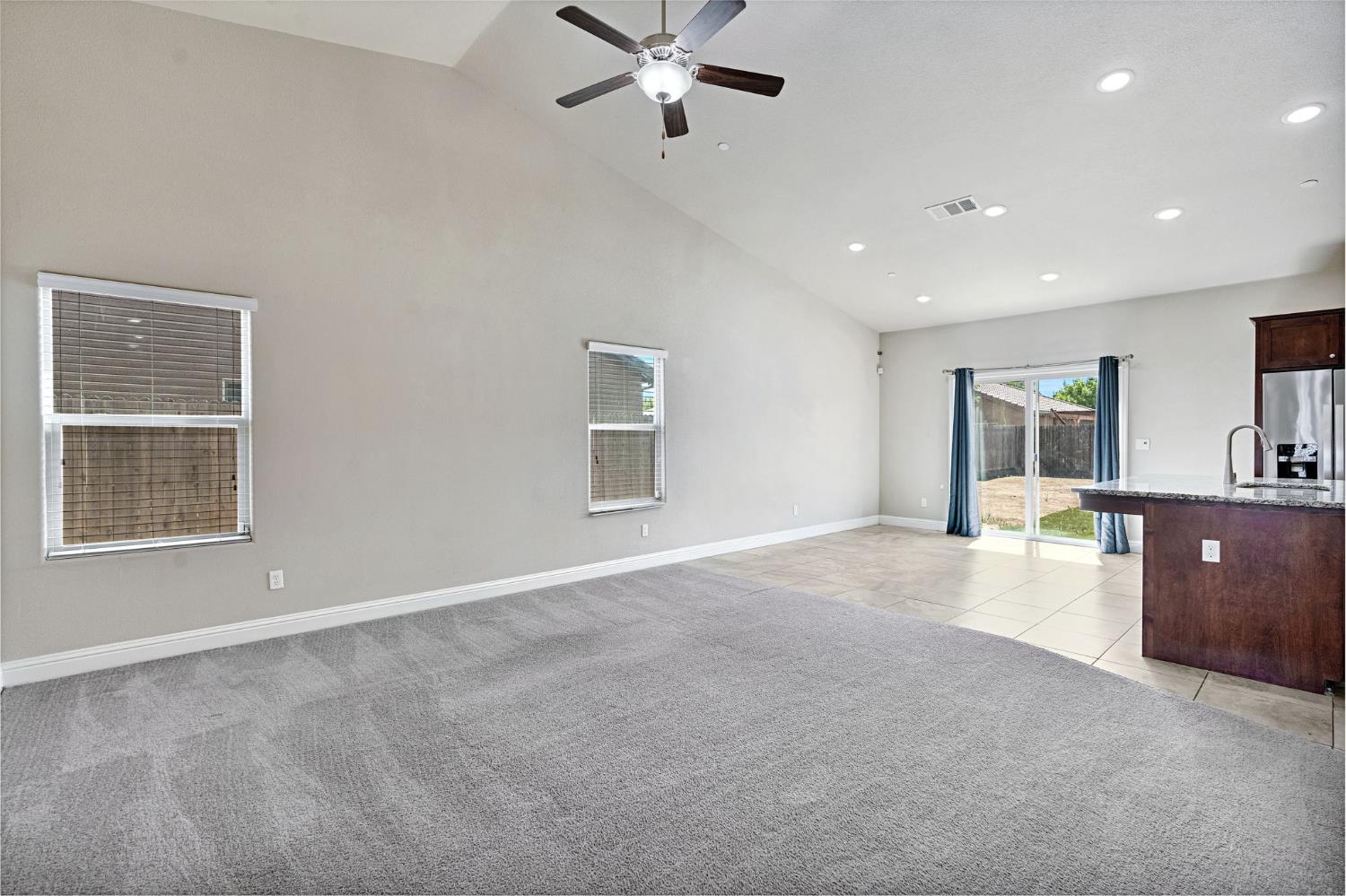 1192 S Orangewood Dr, Fresno, CA 93727