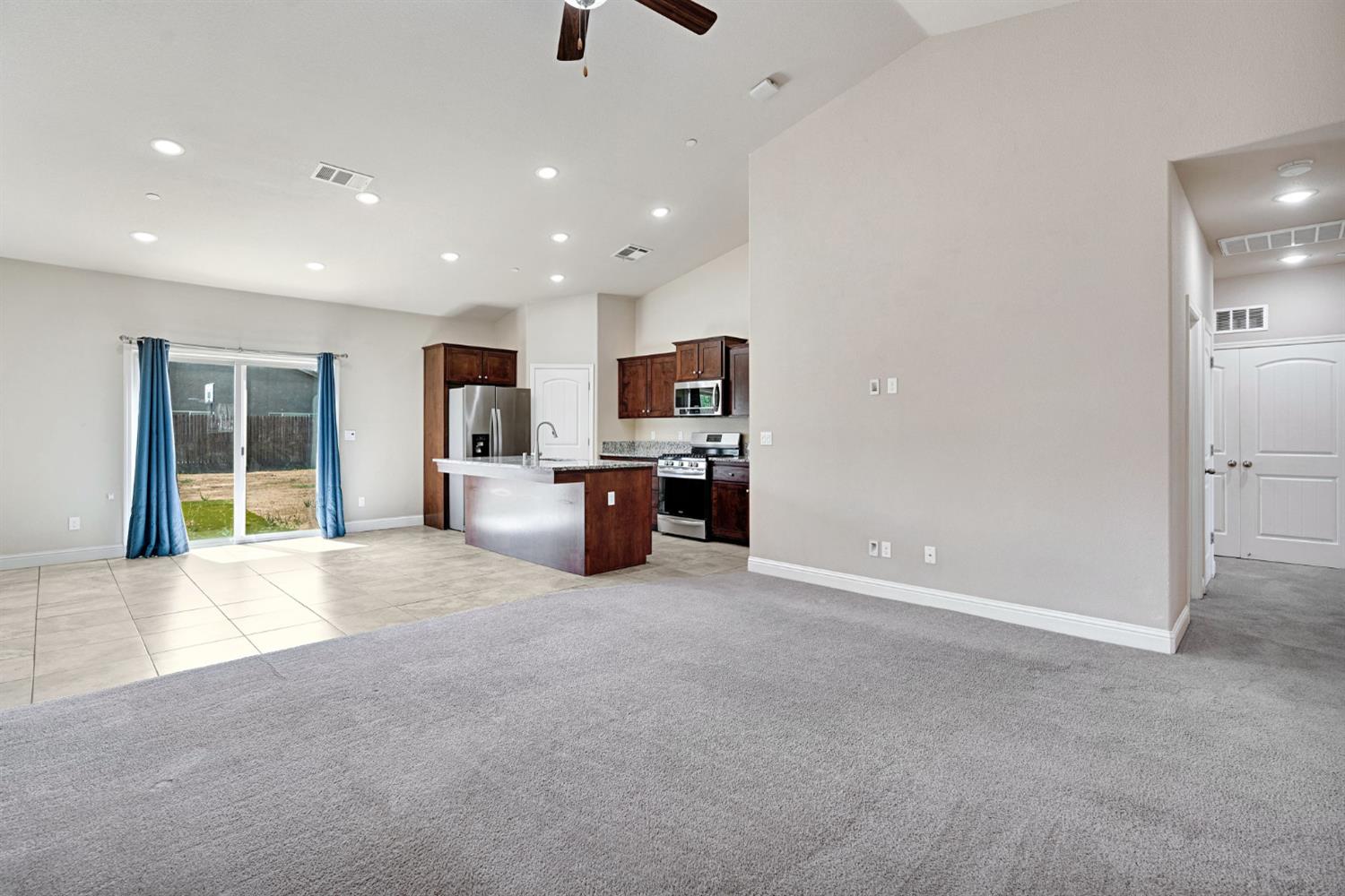 1192 S Orangewood Dr, Fresno, CA 93727