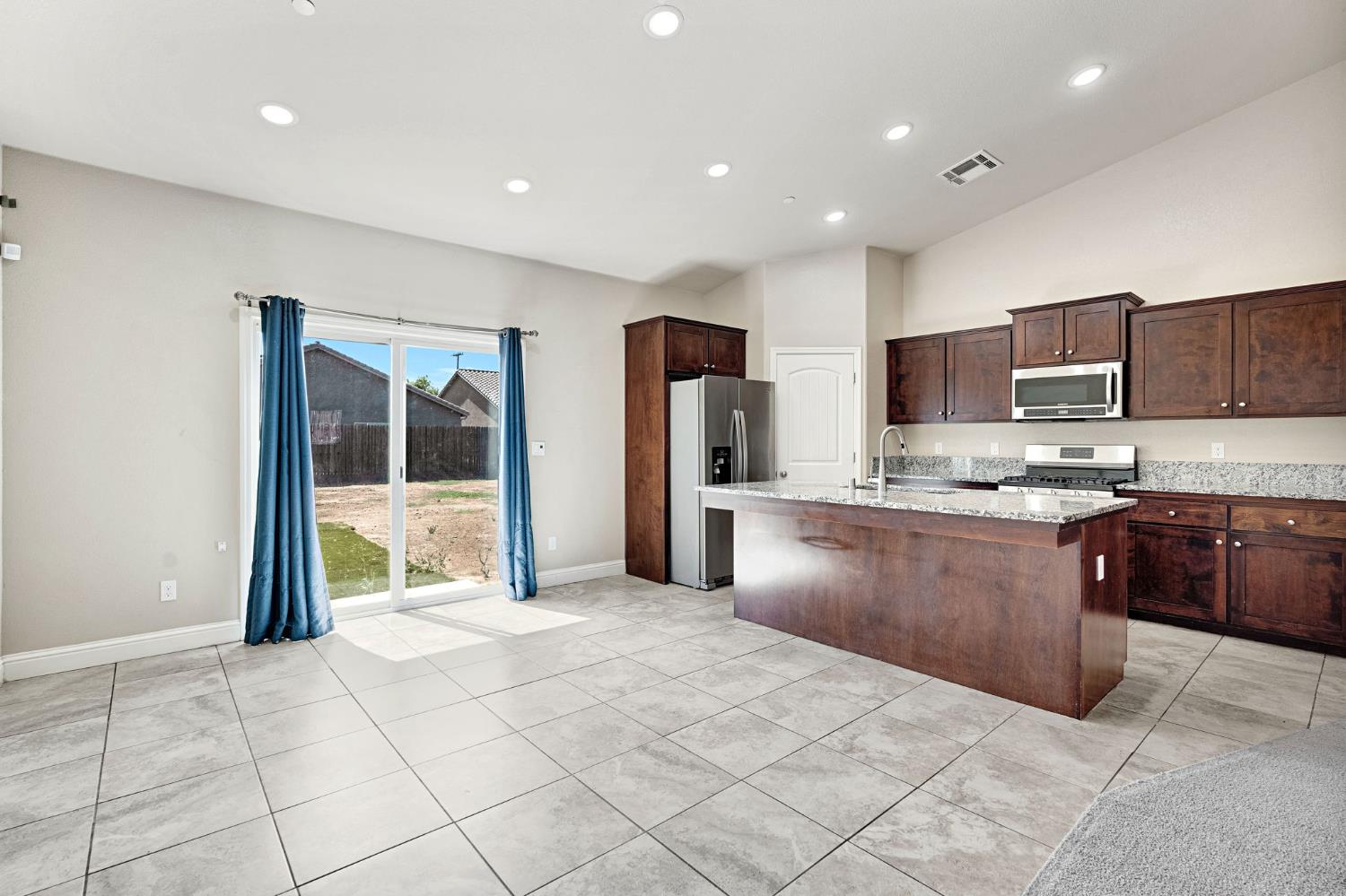 1192 S Orangewood Dr, Fresno, CA 93727