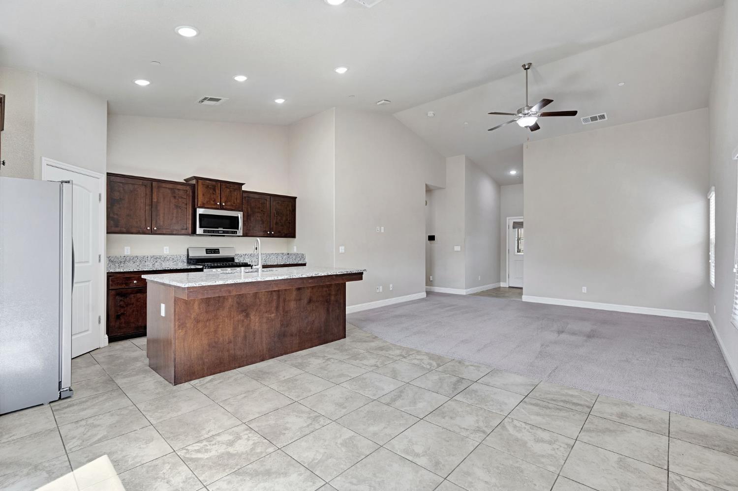 1192 S Orangewood Dr, Fresno, CA 93727