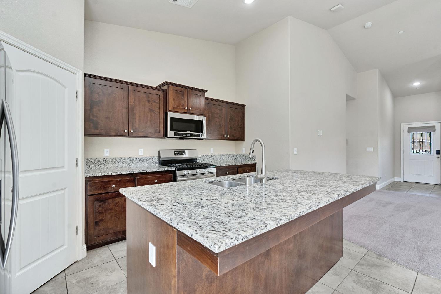 1192 S Orangewood Dr, Fresno, CA 93727