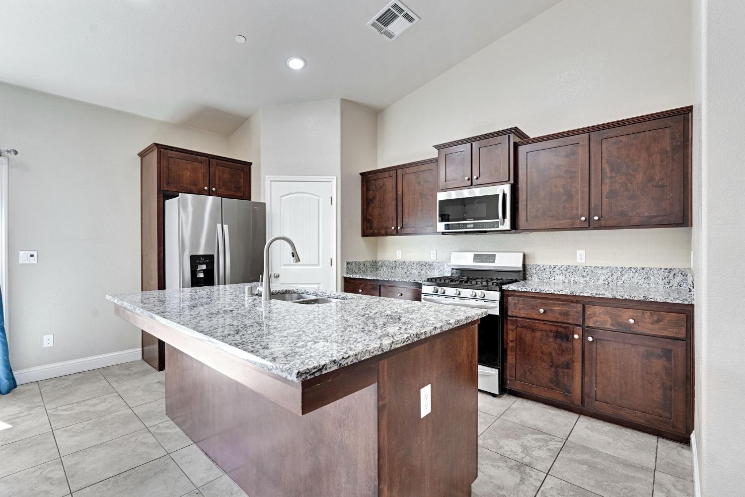 1192 S Orangewood Dr, Fresno, CA 93727