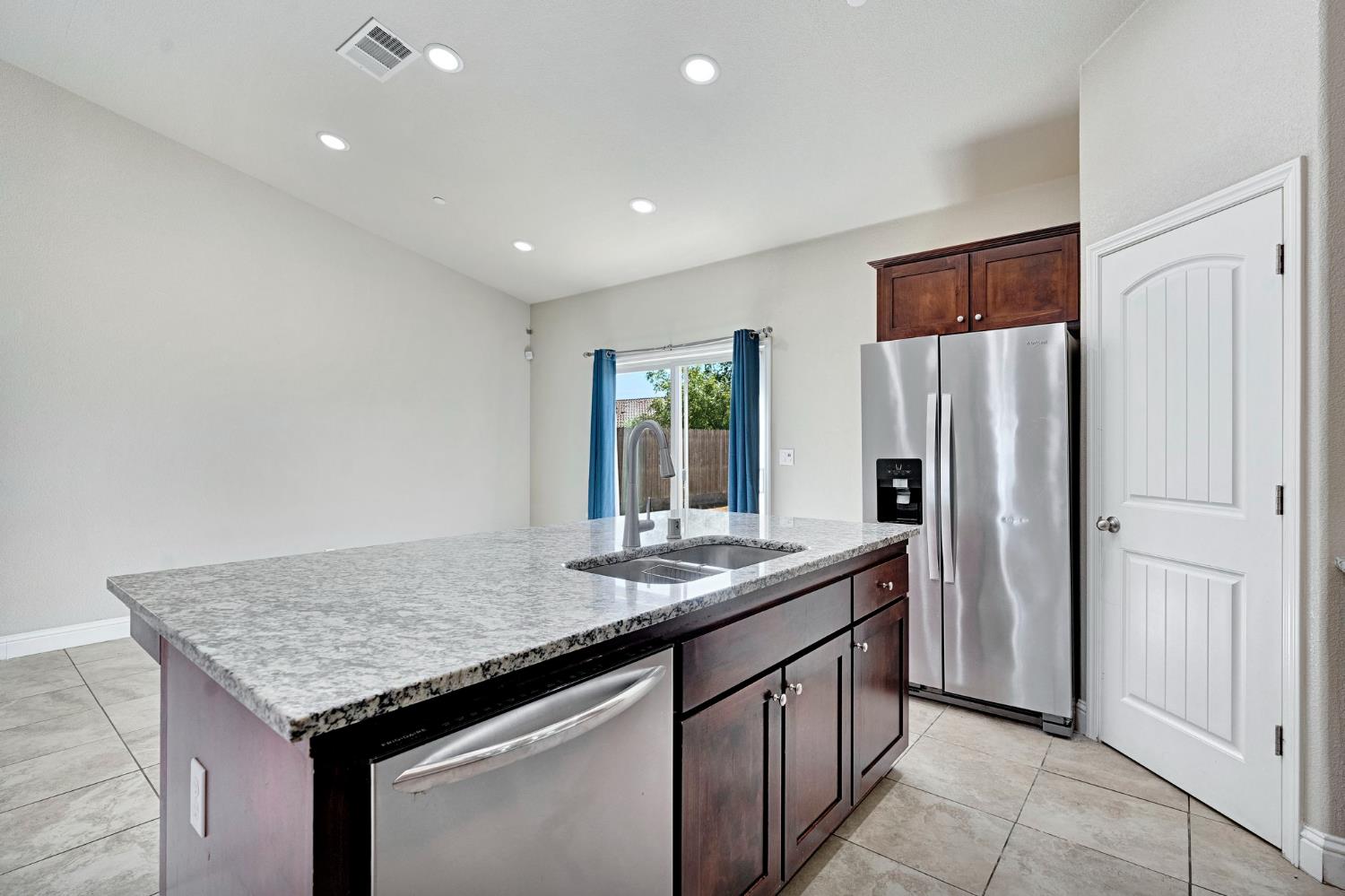 1192 S Orangewood Dr, Fresno, CA 93727