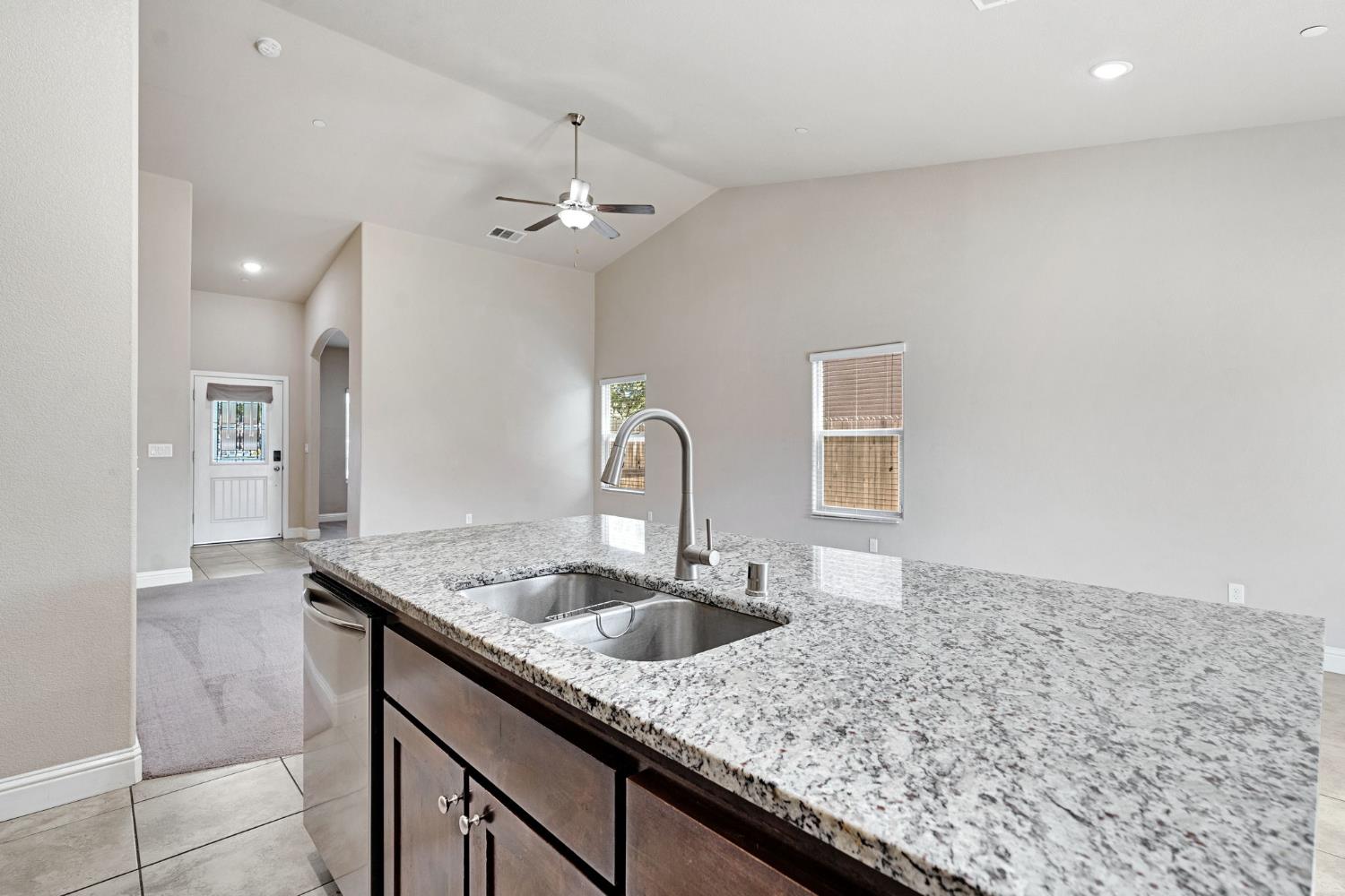 1192 S Orangewood Dr, Fresno, CA 93727