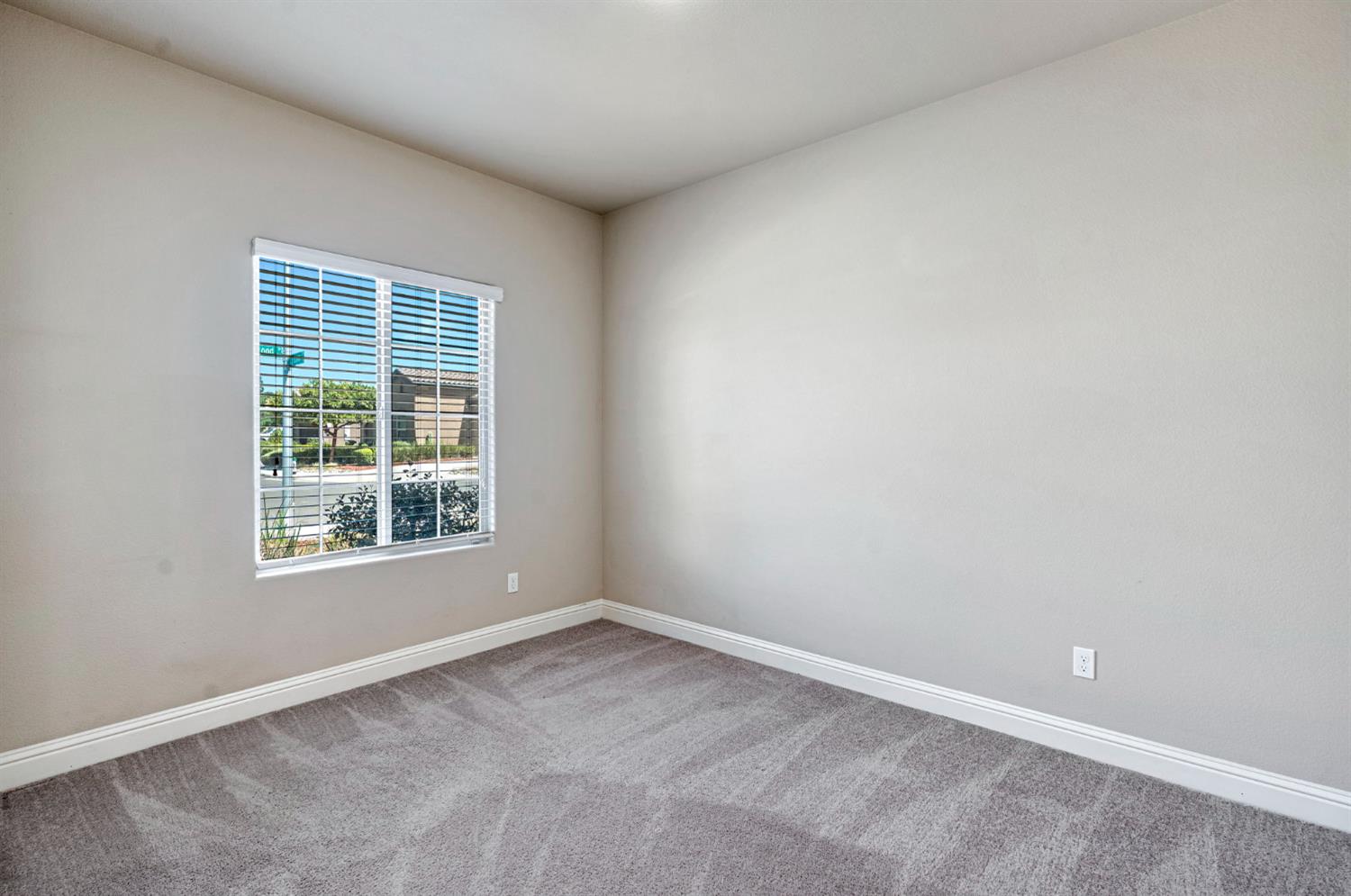 1192 S Orangewood Dr, Fresno, CA 93727