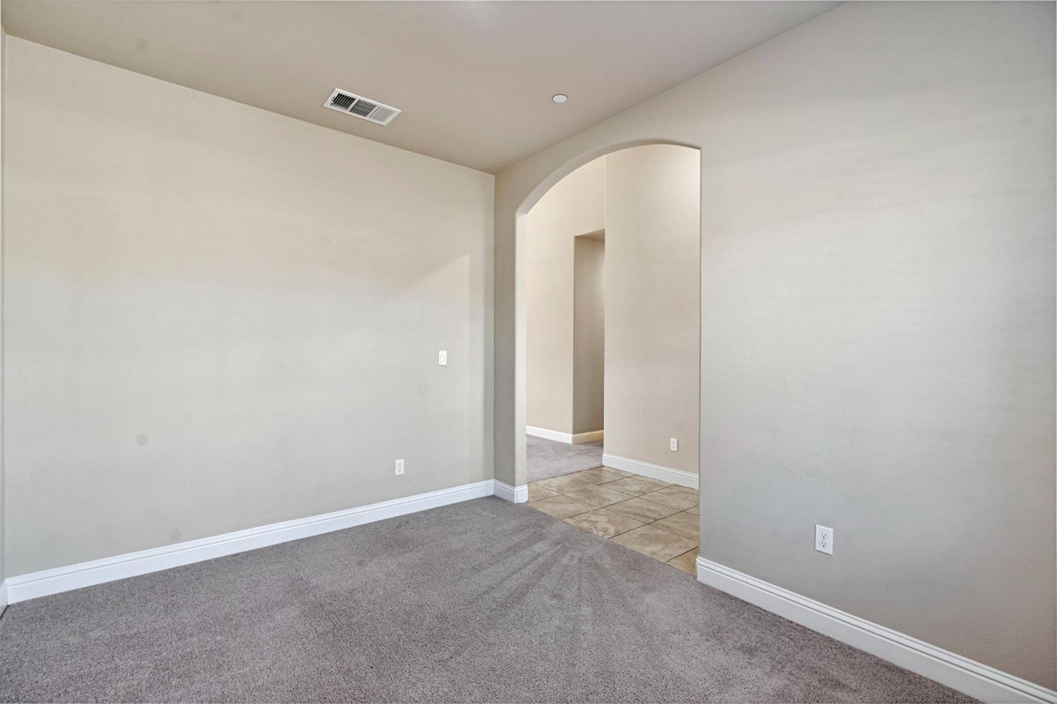 1192 S Orangewood Dr, Fresno, CA 93727