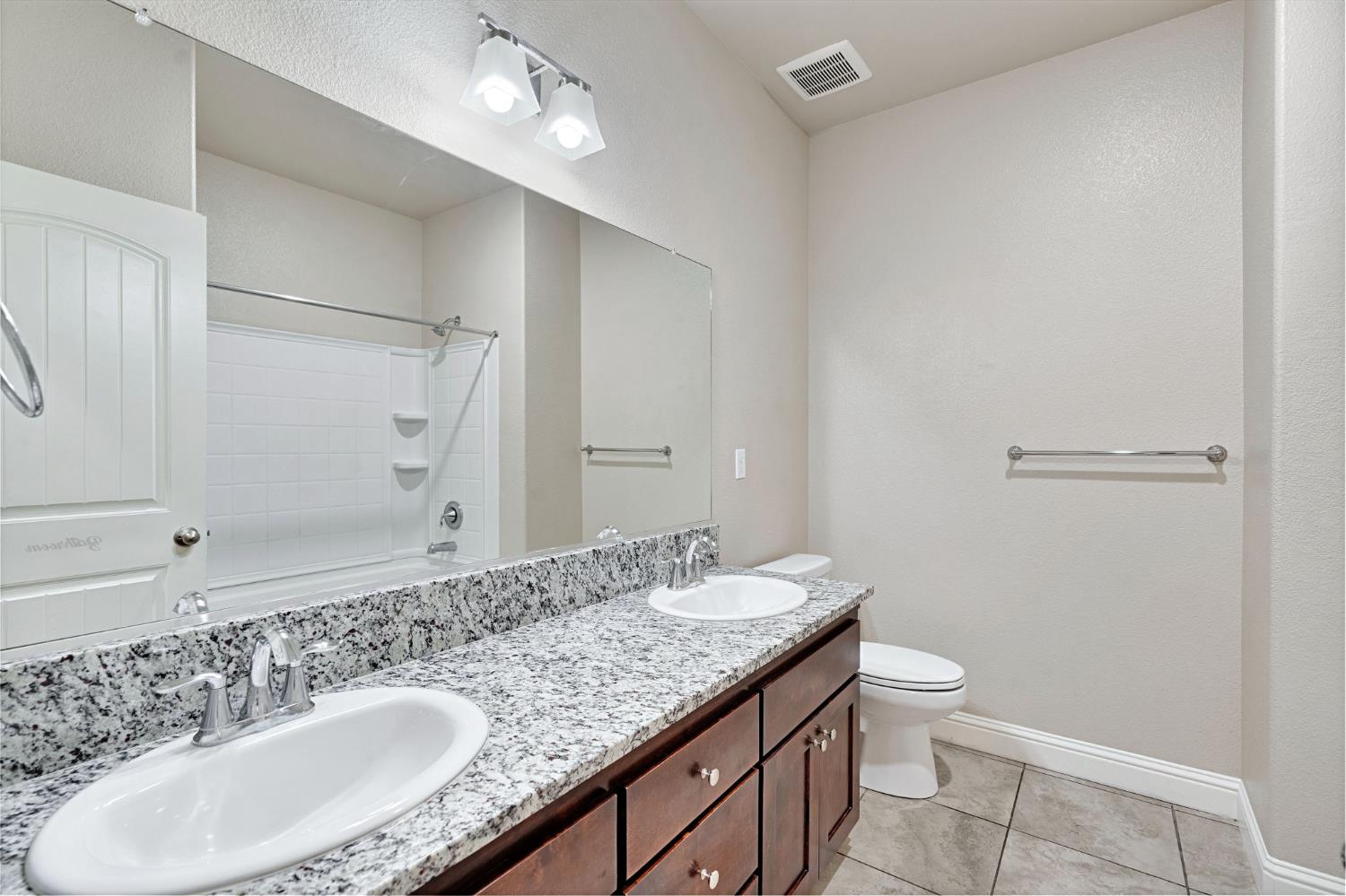 1192 S Orangewood Dr, Fresno, CA 93727