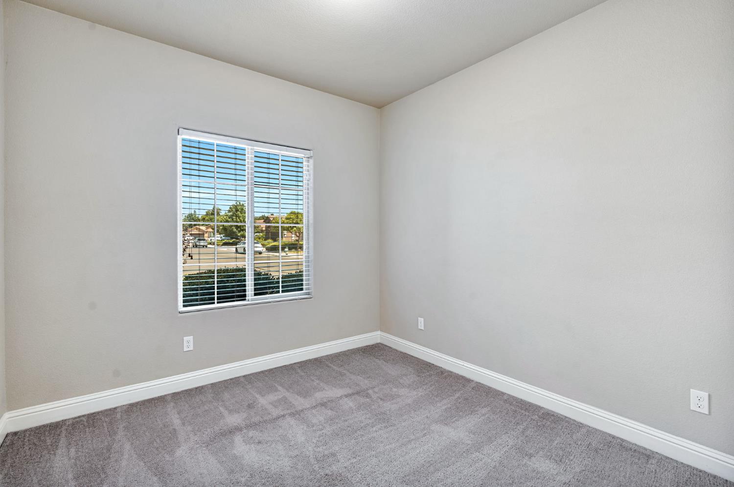 1192 S Orangewood Dr, Fresno, CA 93727