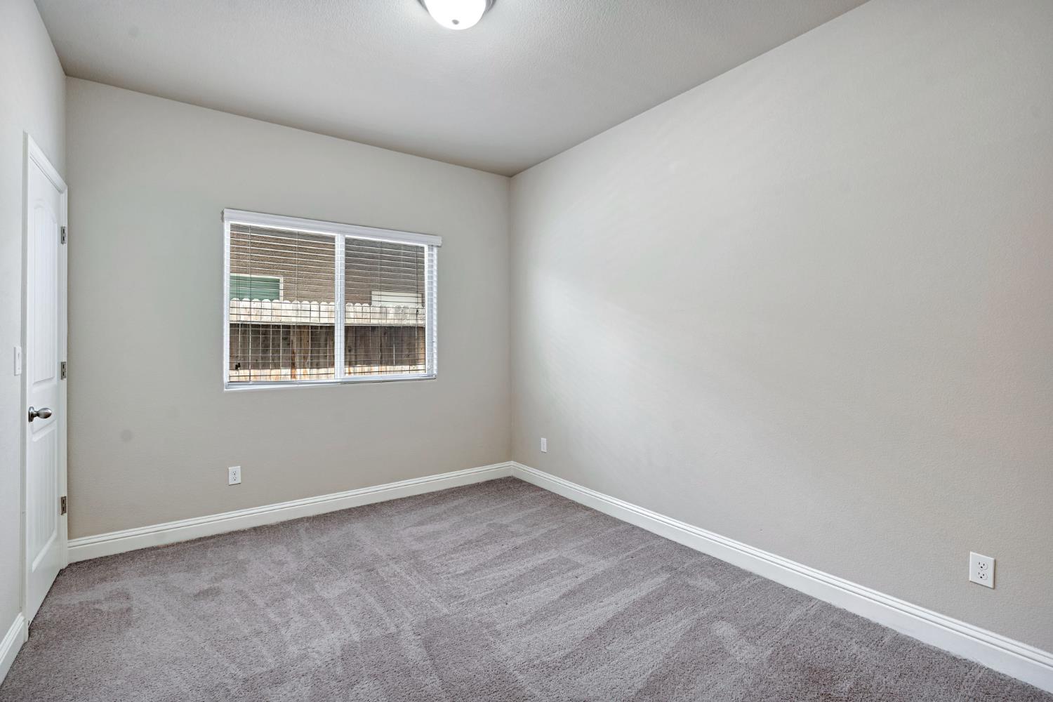 1192 S Orangewood Dr, Fresno, CA 93727