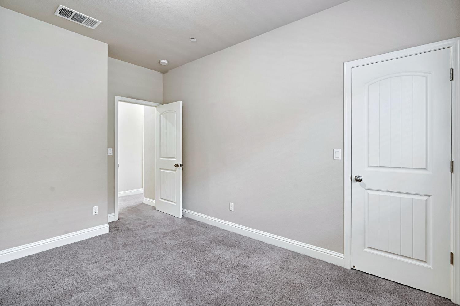 1192 S Orangewood Dr, Fresno, CA 93727
