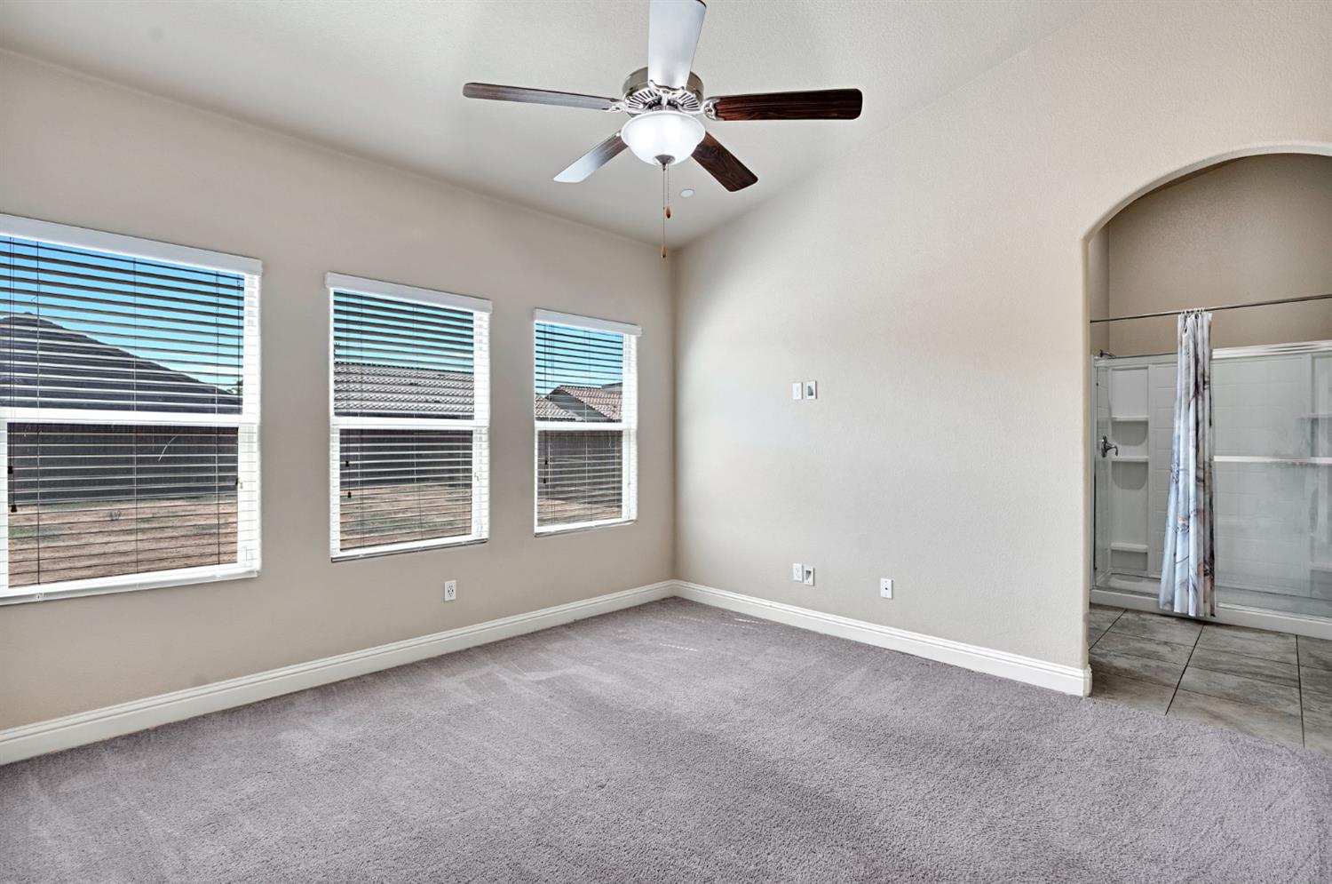 1192 S Orangewood Dr, Fresno, CA 93727