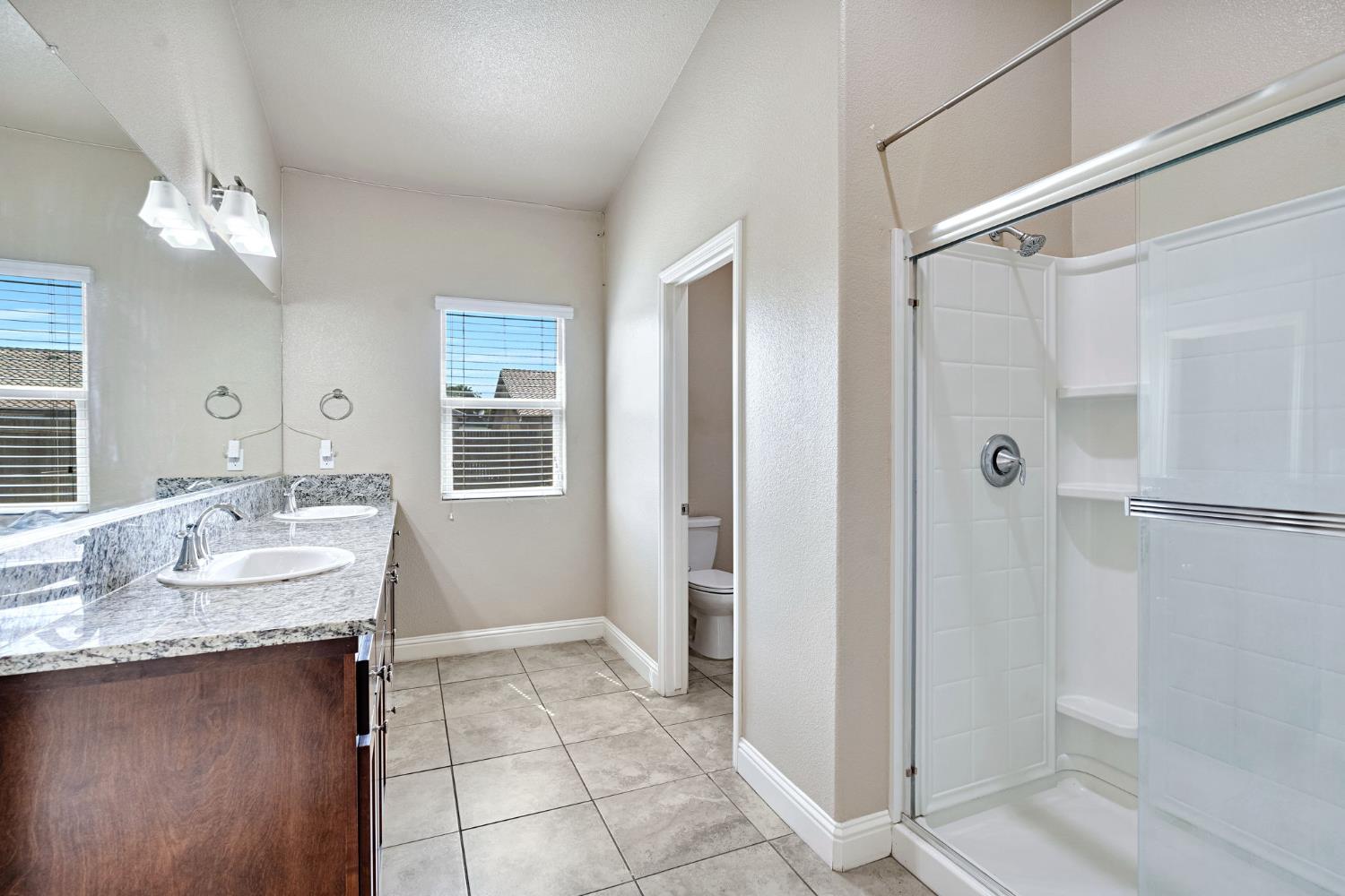 1192 S Orangewood Dr, Fresno, CA 93727
