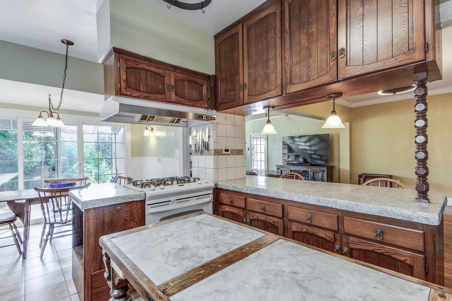 1064 N Poplar Ave, Fresno, CA 93728