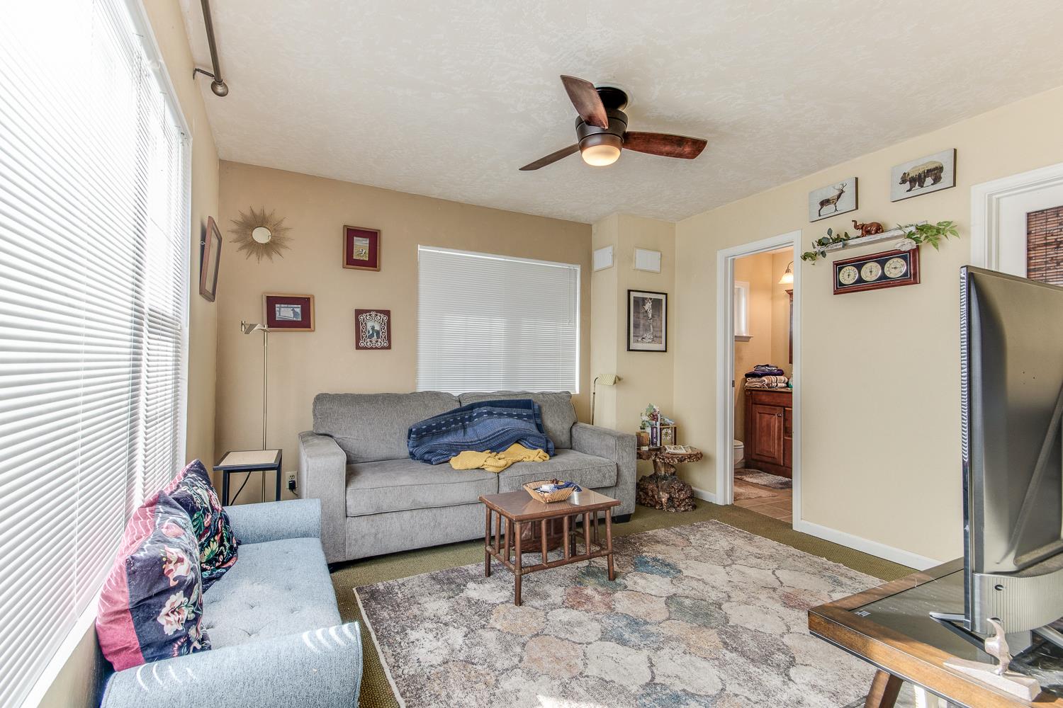 1064 N Poplar Ave, Fresno, CA 93728