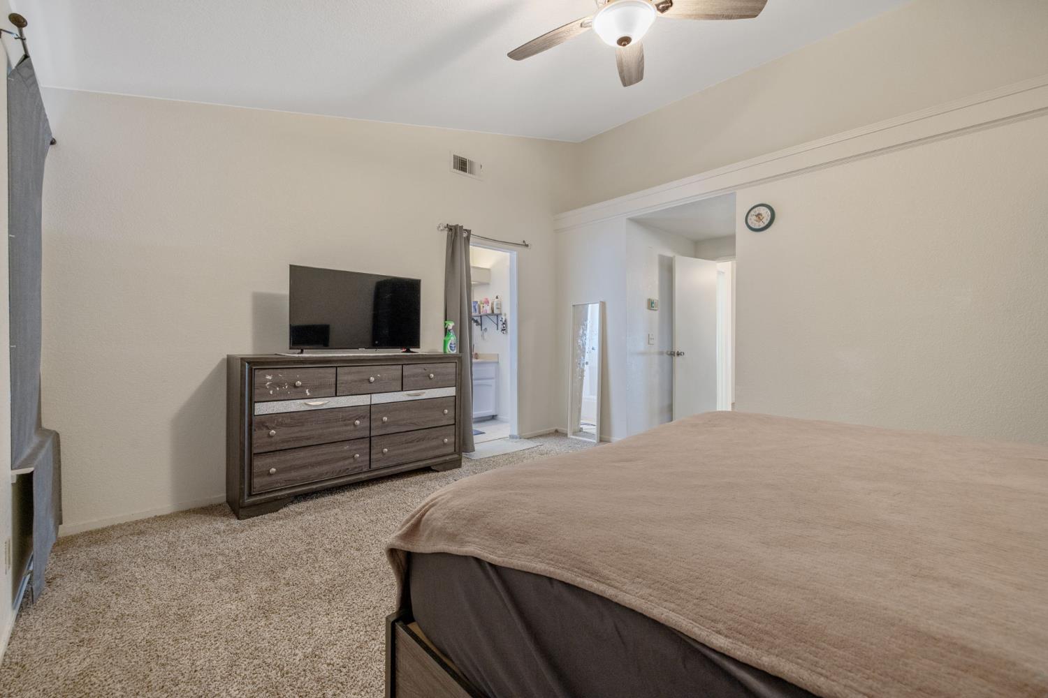 2451 N EL Capitan Ave, Fresno, CA 93722