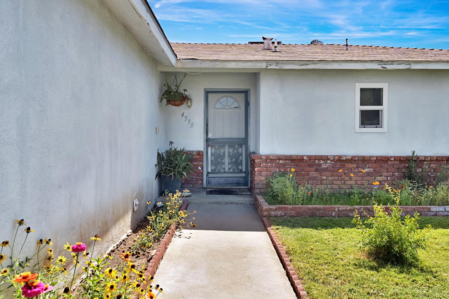 4590 N Hughes Ave, Fresno, CA 93705