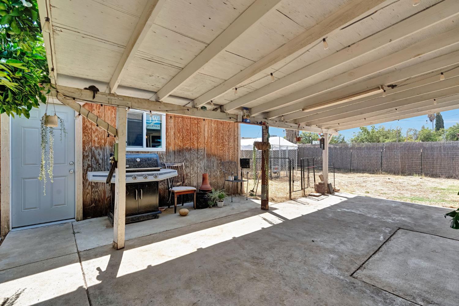 4590 N Hughes Ave, Fresno, CA 93705