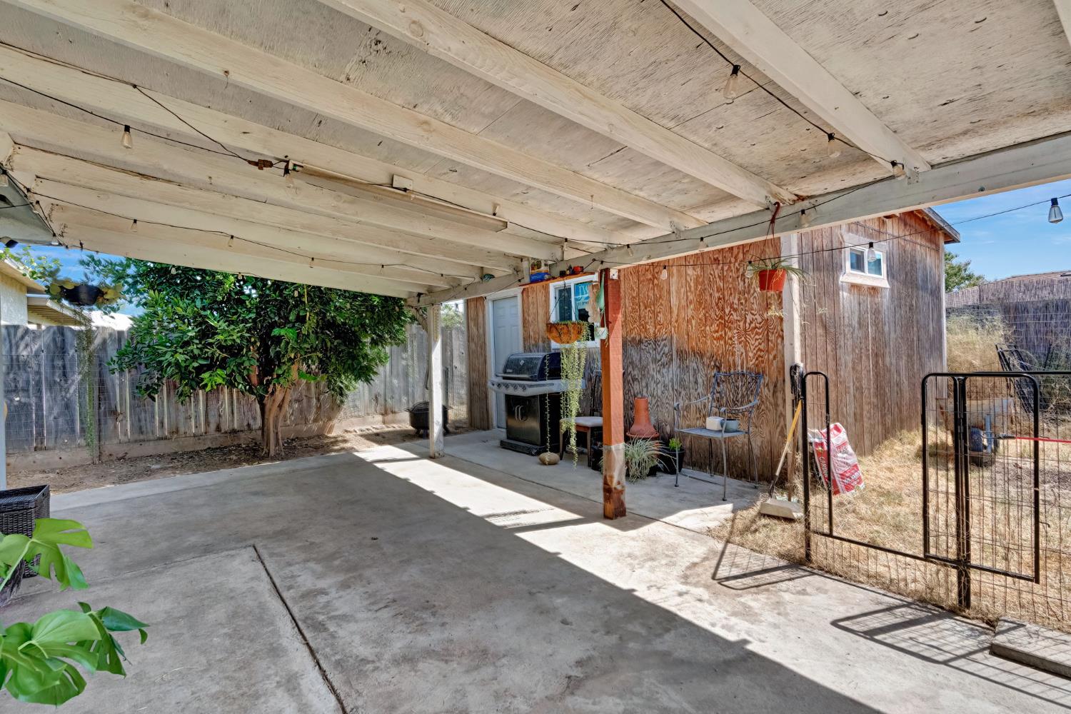 4590 N Hughes Ave, Fresno, CA 93705