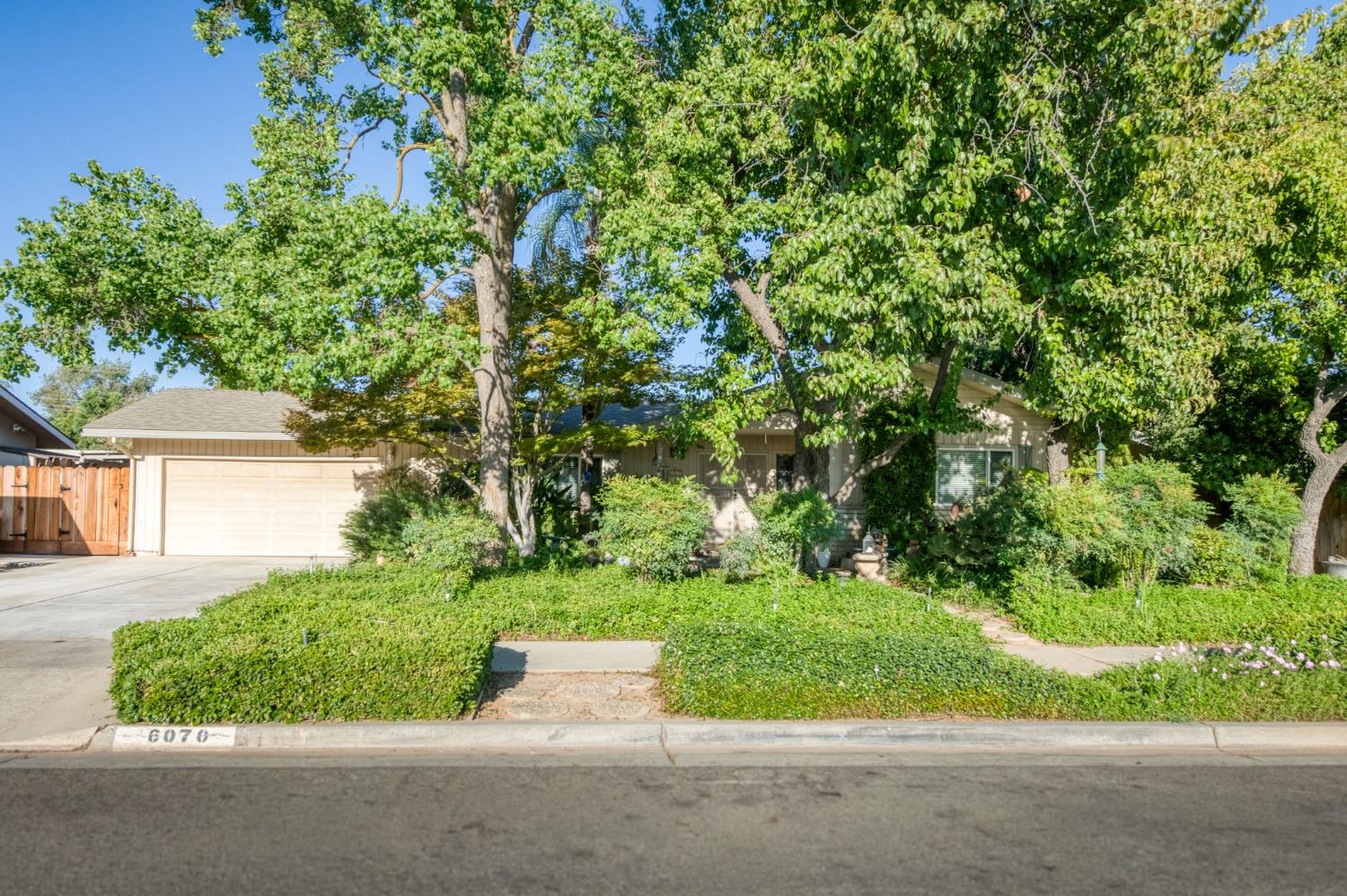 6070 N Colonial Ave, Fresno, CA 93704