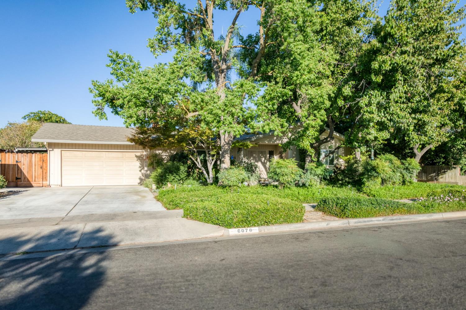 6070 N Colonial Ave, Fresno, CA 93704