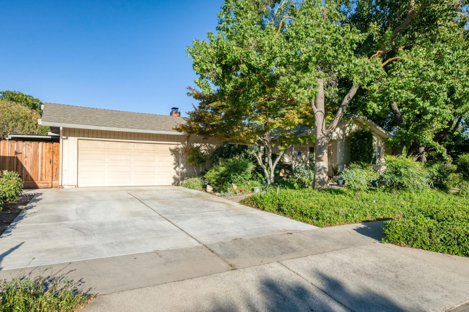 6070 N Colonial Ave, Fresno, CA 93704