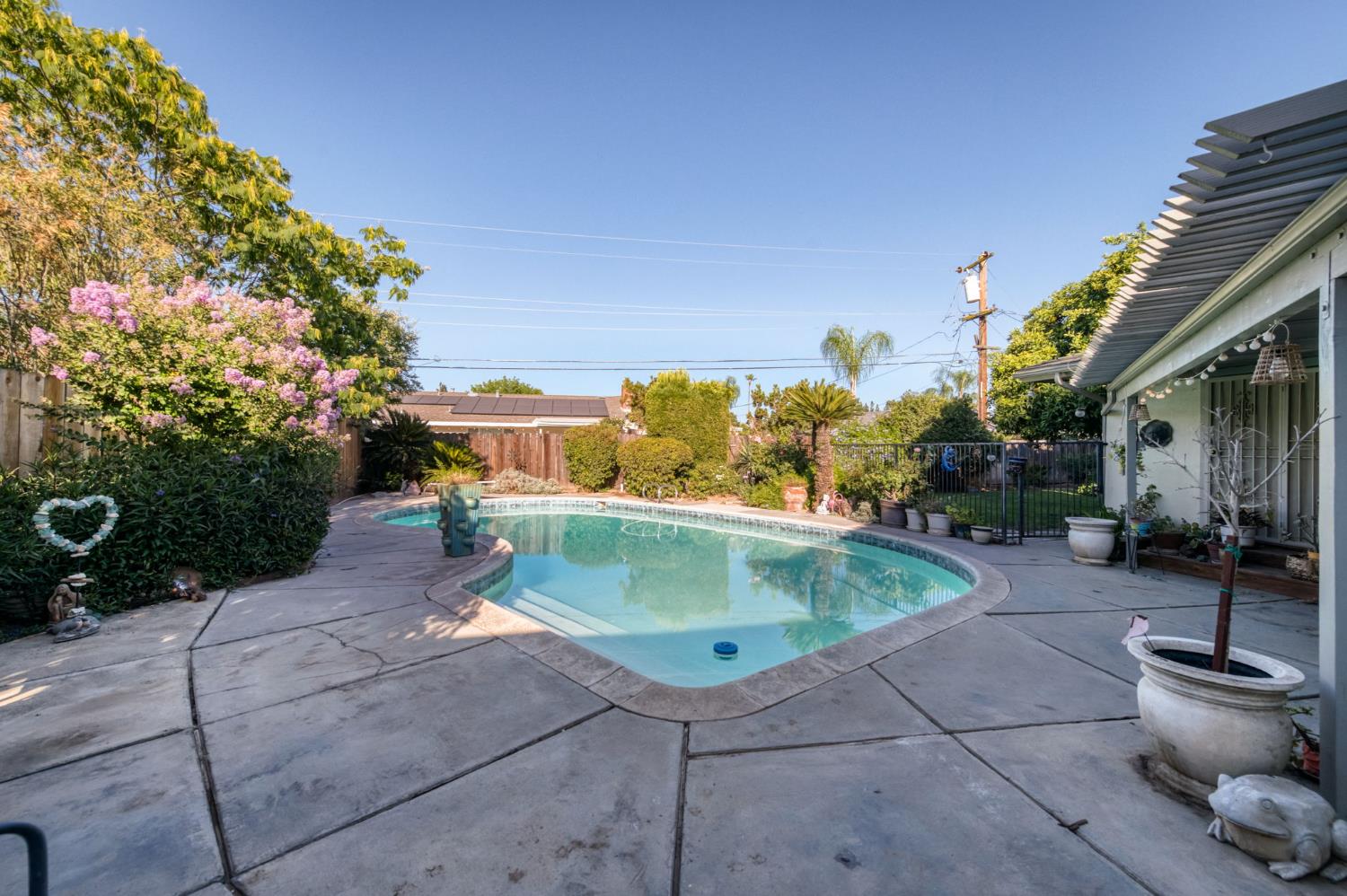 6070 N Colonial Ave, Fresno, CA 93704
