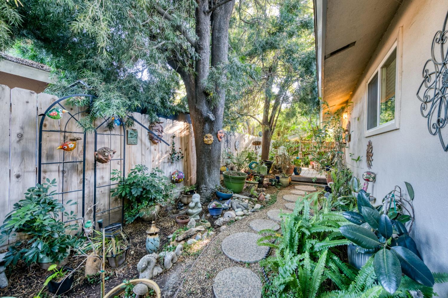 6070 N Colonial Ave, Fresno, CA 93704