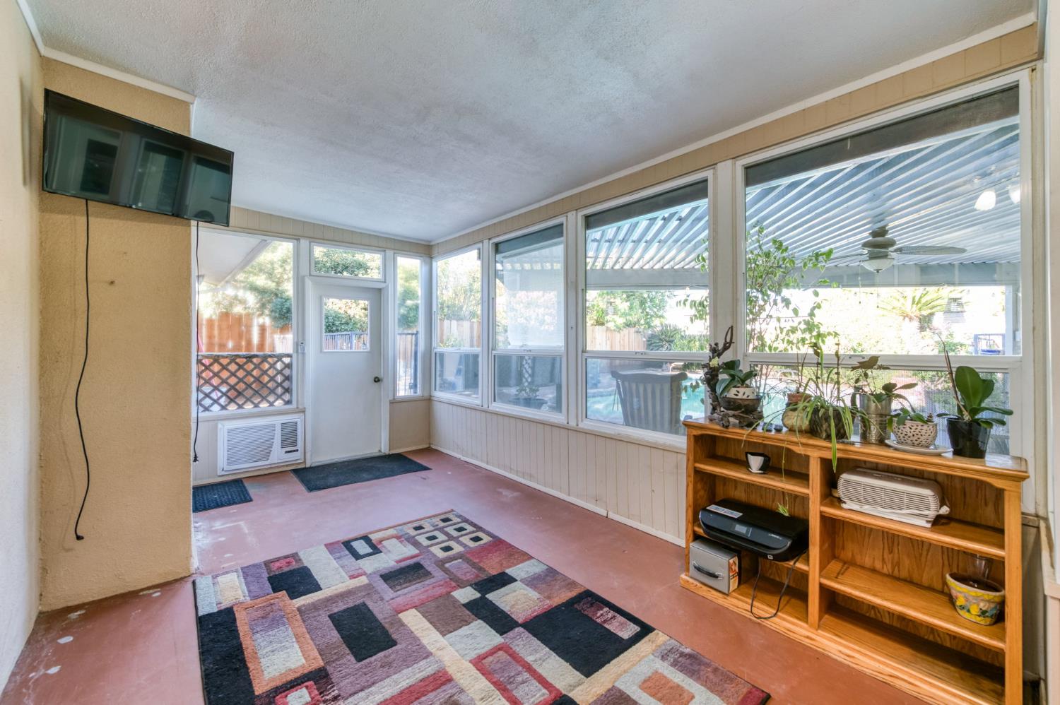 6070 N Colonial Ave, Fresno, CA 93704