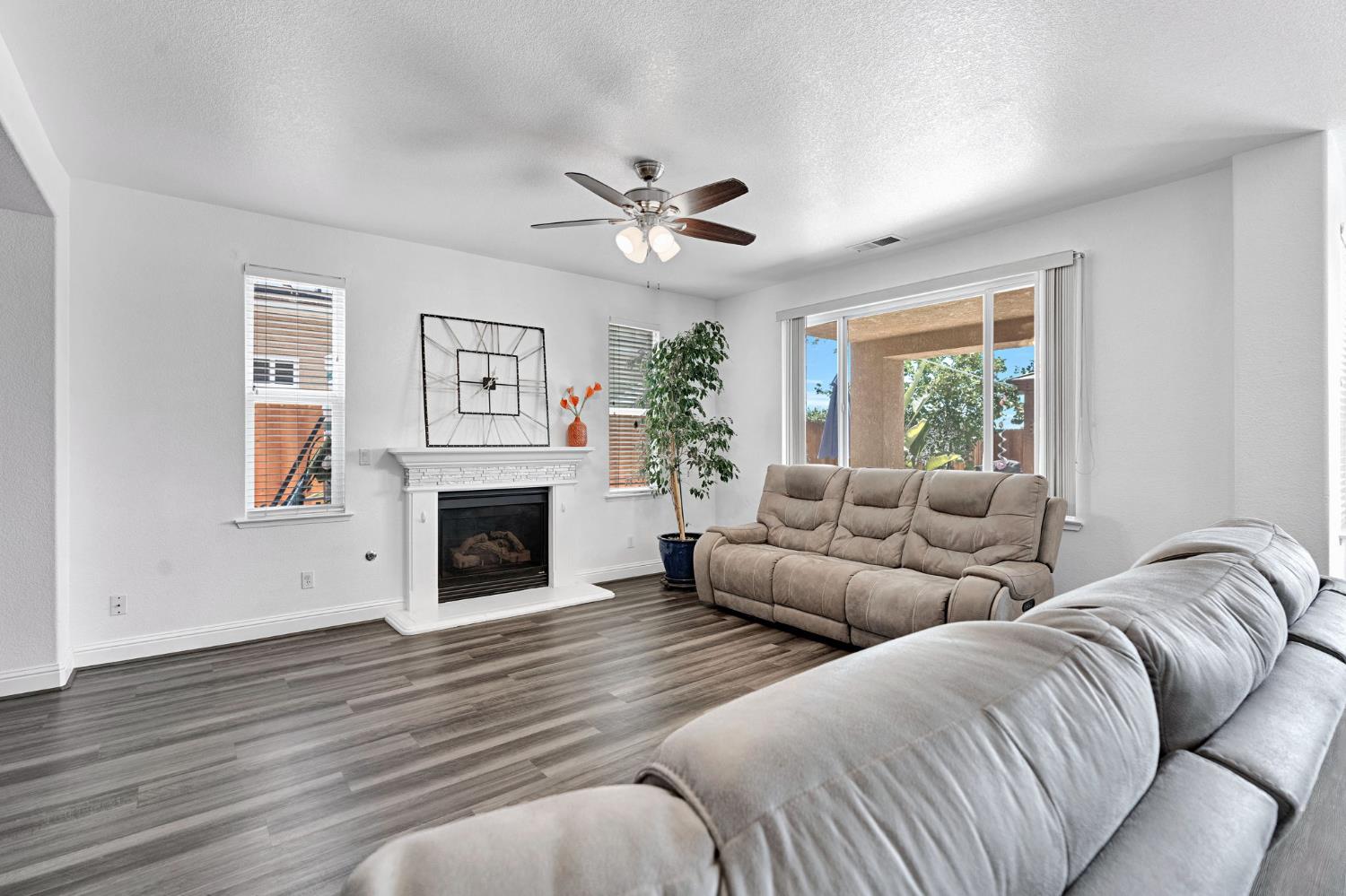 2768 Goshen Ave, Clovis, CA 93611