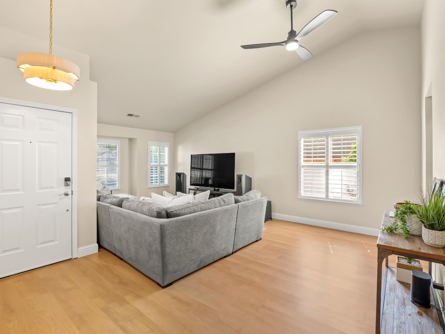 1070 N Homsy Ave, Clovis, CA 93611