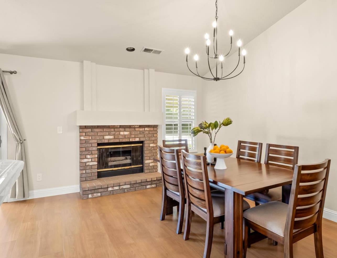 1070 N Homsy Ave, Clovis, CA 93611