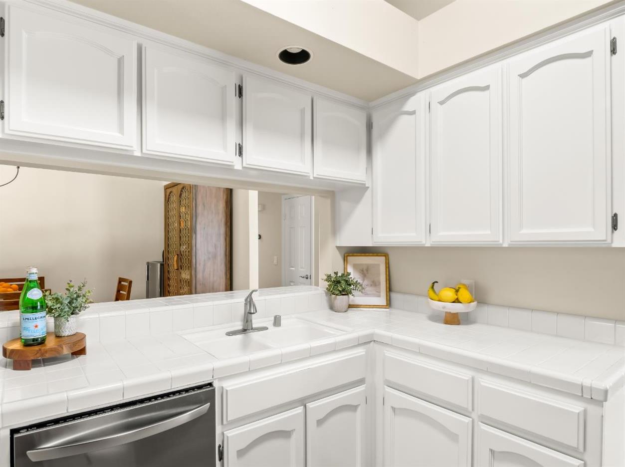 1070 N Homsy Ave, Clovis, CA 93611