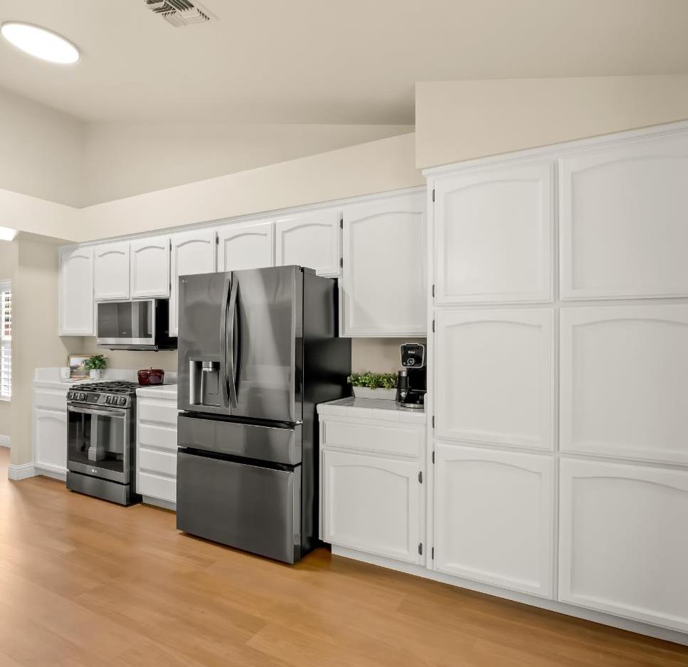 1070 N Homsy Ave, Clovis, CA 93611