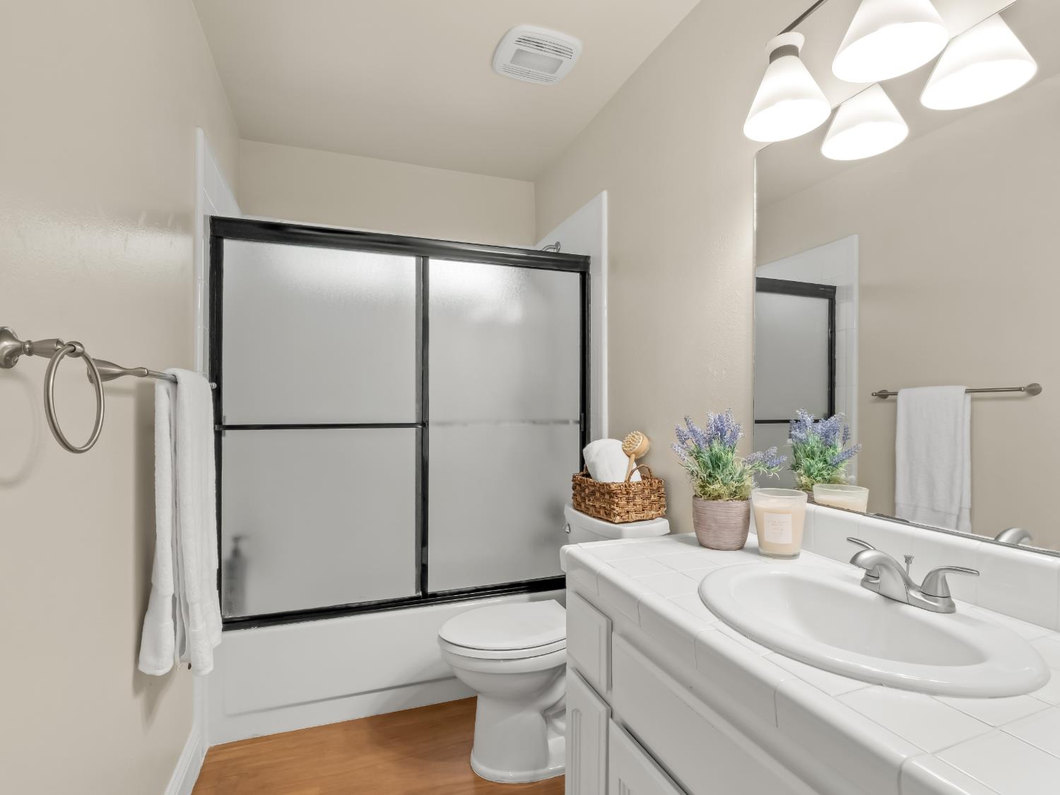 1070 N Homsy Ave, Clovis, CA 93611
