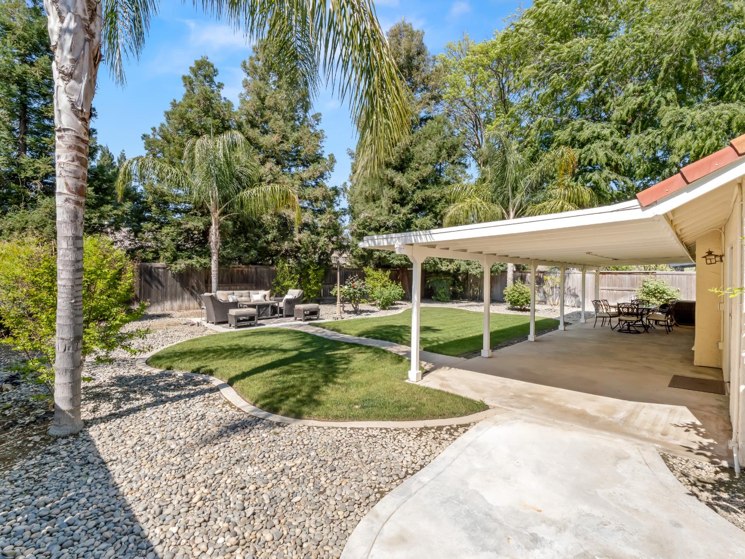 1070 N Homsy Ave, Clovis, CA 93611