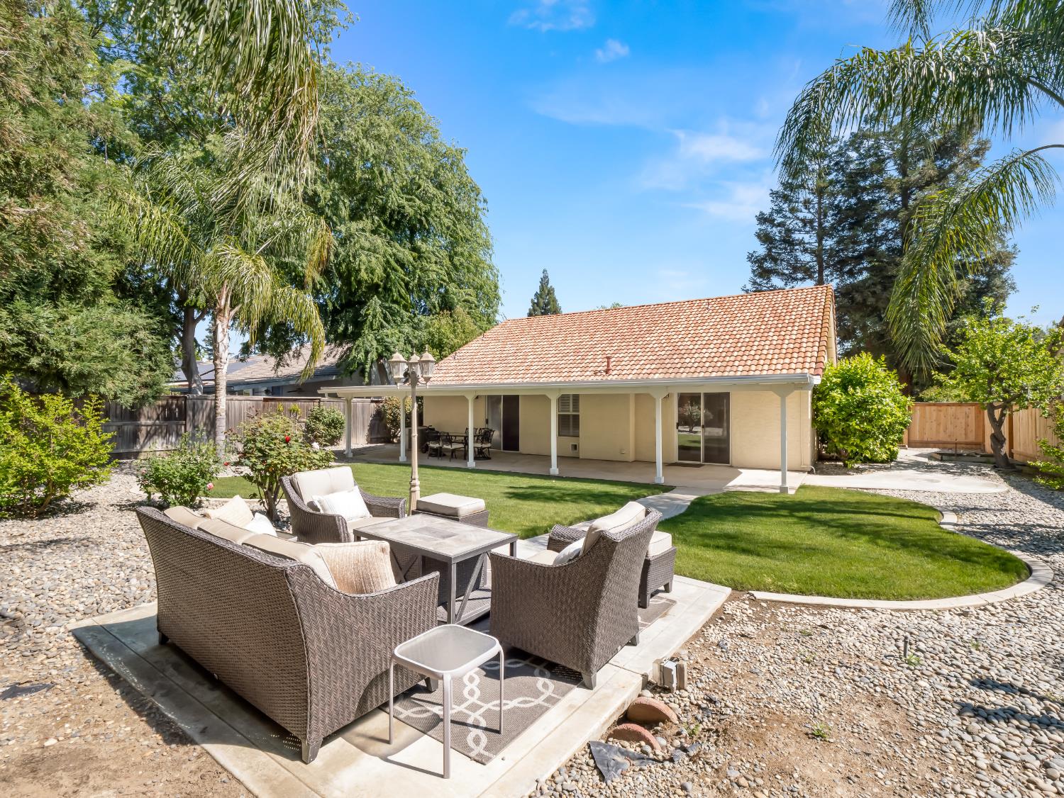 1070 N Homsy Ave, Clovis, CA 93611